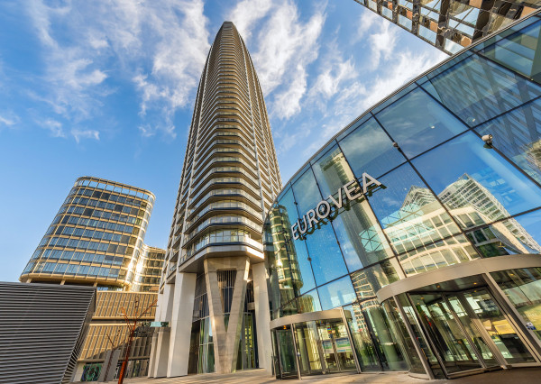 Klimatizovaný 2 izbový byt s terasou v Eurovea Tower, 1x parkovanie