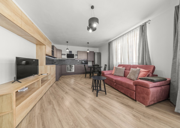 Krátkodobý prenájom, klimatizovaný 2i byt s balkónom, novostavba 2016, parkovacie miesto
