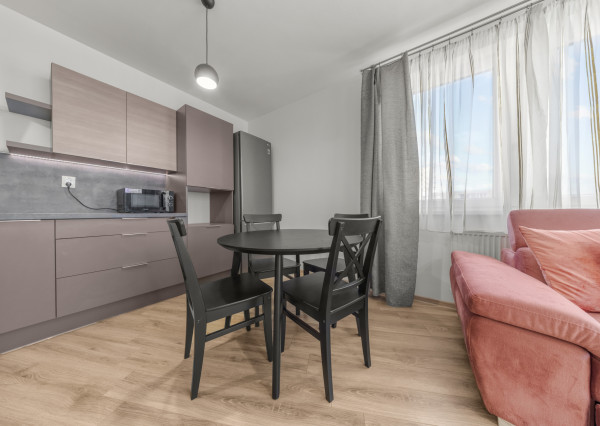 Krátkodobý prenájom, klimatizovaný 2i byt s balkónom, novostavba 2016, parkovacie miesto