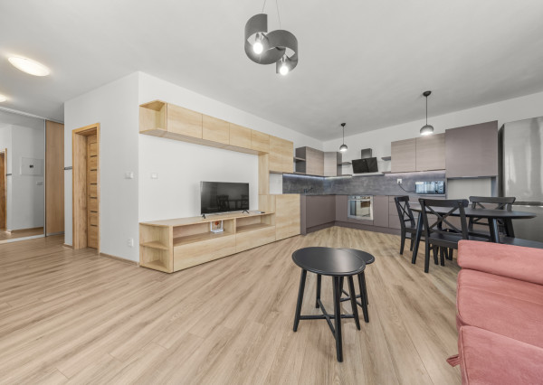 Krátkodobý prenájom, klimatizovaný 2i byt s balkónom, novostavba 2016, parkovacie miesto