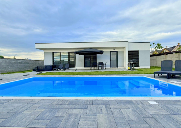 Klimatizovaný 4i rodinný dom s bazénom, 2x parkovanie na pozemku, novostavba 2023