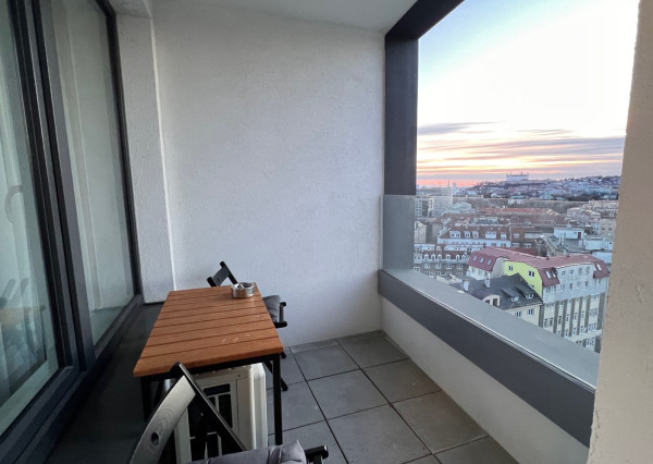 Klimatizovaný 2i byt s balkónom a s výhľadom na hrad, novostavba 2020