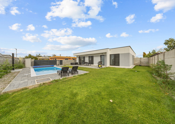 Klimatizovaný 4i rodinný dom s bazénom, 2x parkovanie na pozemku, novostavba 2023