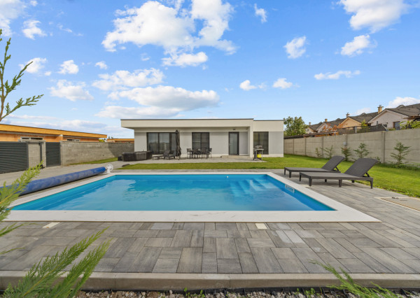 Klimatizovaný 4i rodinný dom s bazénom, 2x parkovanie na pozemku, novostavba 2023