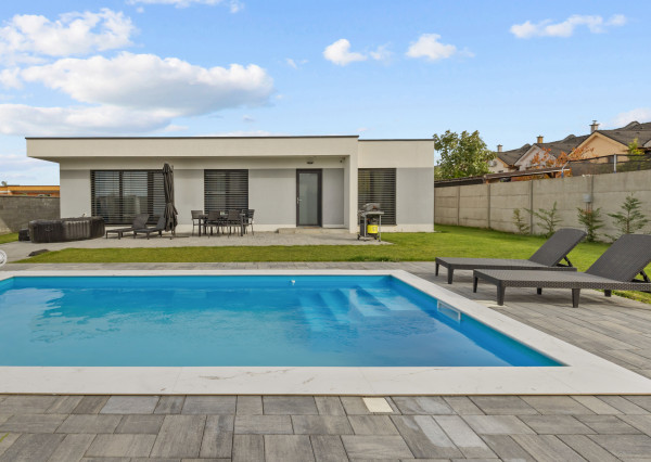 Klimatizovaný 4i rodinný dom s bazénom, 2x parkovanie na pozemku, novostavba 2023