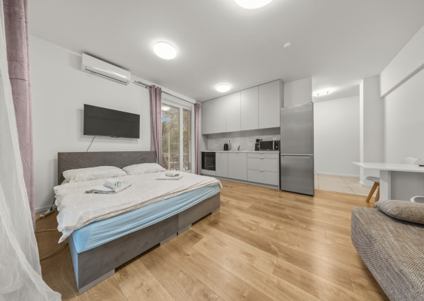 Klimatizovaný 1i byt s balkónom, novostavba 2022, predzáhradka, parkovacie miesto