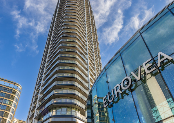 Klimatizovaný 2 izbový byt s terasou v Eurovea Tower, 1x parkovanie