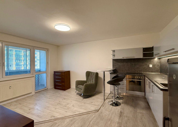 Pekný 2 izbový byt s veľkou zasklenou loggiou