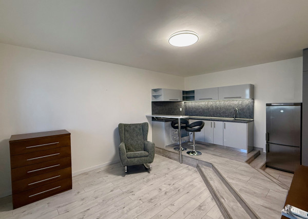 Pekný 2 izbový byt s veľkou zasklenou loggiou