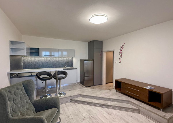 Pekný 2 izbový byt s veľkou zasklenou loggiou