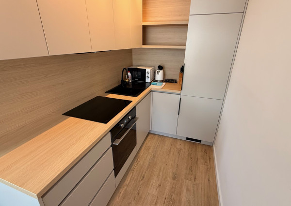 Zariadený 1i byt s terasou a predzáhradkou vo vyhľadávanej lokalite, Nálepkova ul. Lipt. Mikuláš - Tri Háje