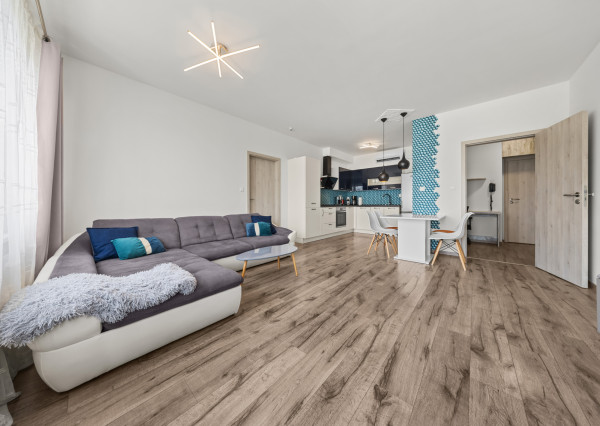 Klimatizovaný 2i byt s balkónom, novostavba 2019, parkovacie miesto