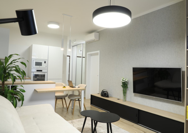 Na prenájom klimatizovaný 2i byt s balkónom, parkovanie, Lužná