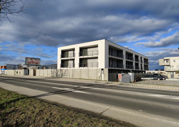 Klimatizovaný 3i byt v novostavbe z r. 2026, terasa 24 m2, 1 x parkovanie