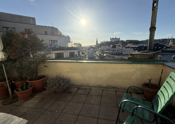 Klimatizovaný 4-izbový byt, v úplnom centre mesta, Laurinská ul.