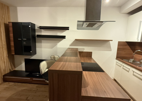 Klimatizovaný 1.5-izbový byt, parkovacie miesto, novostavba