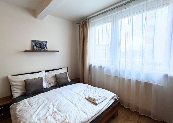 Klimatizovaný 1.5-izbový byt, parkovacie miesto, novostavba