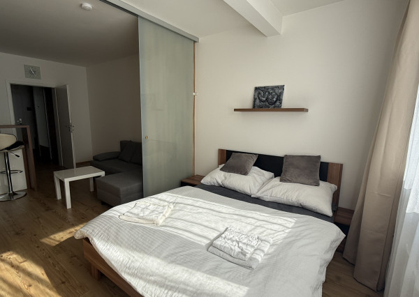 Klimatizovaný 1.5-izbový byt, parkovacie miesto, novostavba