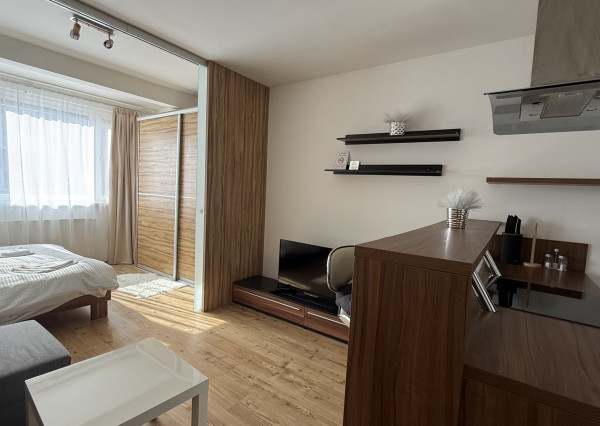 Klimatizovaný 1.5-izbový byt, parkovacie miesto, novostavba