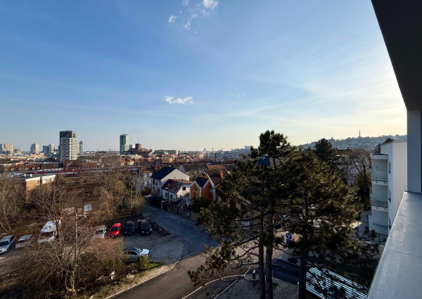 Skolaudované - 2 izb.byt s veľkým balkónom a krásnym výhľadom na Bratislavu