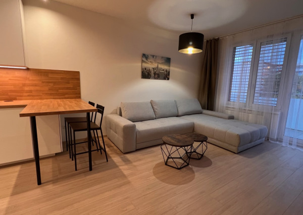 Na prenájom klimatizovaný 2i byt s balkónom, parkovanie