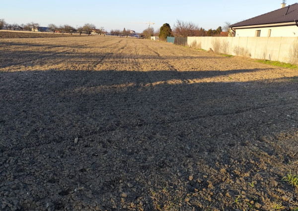 Atraktívny pozemok v obci Košúty, tichá lokalita, dobrý prístup.