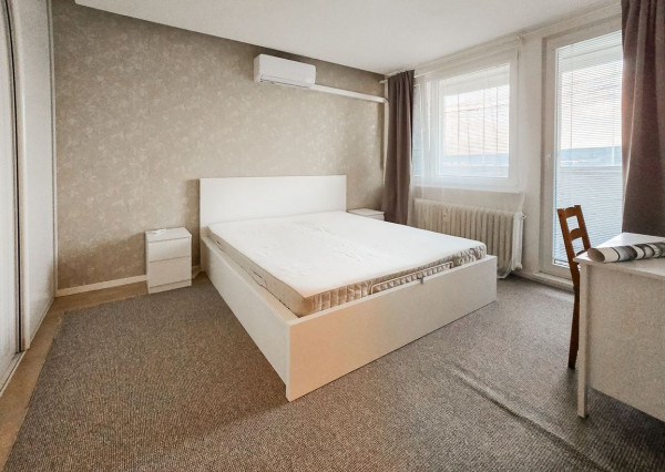 TOP PONUKA-Priestranný 3-izbový byt s balkónom v zelenej časti Dúbravky