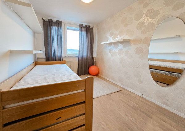 TOP PONUKA-Priestranný 3-izbový byt s balkónom v zelenej časti Dúbravky