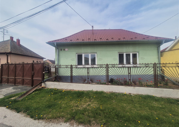 TOP PONUKA - Rodinný dom s veľkým pozemkom v obci Nekyje na Ostrove