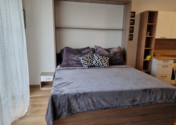 Krásny, kompletne zariadený 1 izb. byt s balkónom a parkovacím  miestom