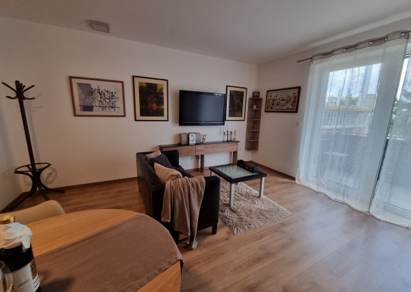 Krásny, kompletne zariadený 1 izb. byt s balkónom a parkovacím  miestom