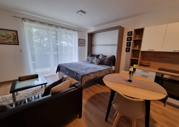 Krásny, kompletne zariadený 1 izb. byt s balkónom a parkovacím  miestom