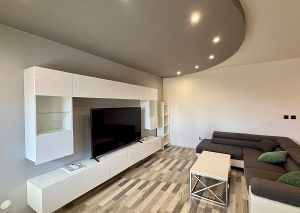 Veľký, kompletne zariadený 3 izbový byt s garážovým miestom