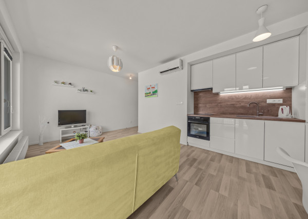 Klimatizovaný 2i byt s balkónom v novostavbe z r. 2020, Jarabinky