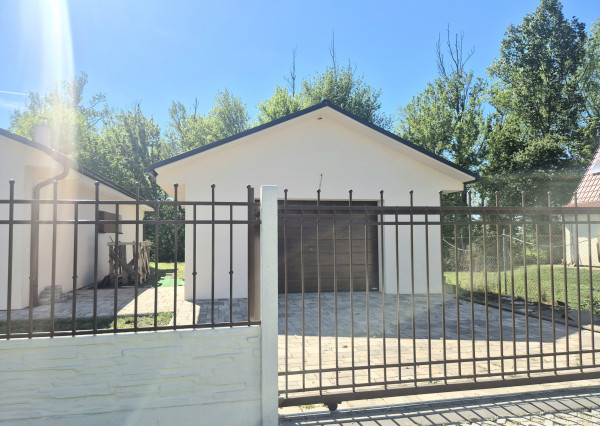 Moderný bungalov v pokojnej lokalite s veľkým pozemkom