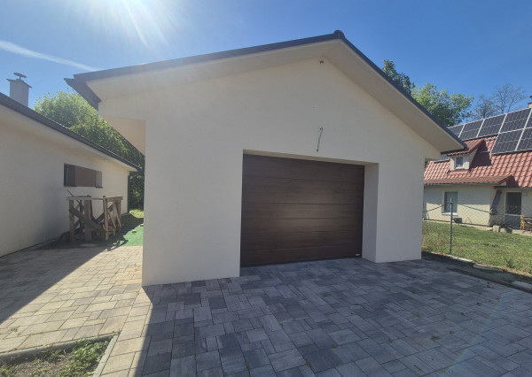 Moderný bungalov v pokojnej lokalite s veľkým pozemkom