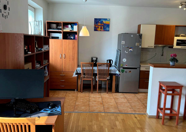 Na prenájom: Svetlý 2-izbový byt s veľkým zastrešeným balkónom v Rovinke – len pár minút od Bratislavy