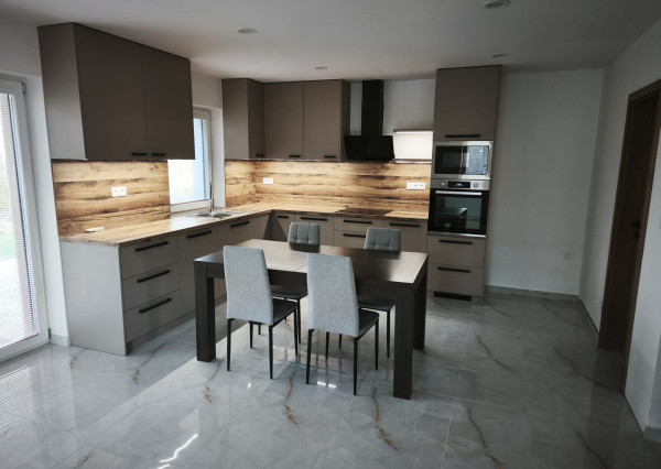 Ponúkame na predaj moderný, samostatne stojaci 3-izbový bungalov-NOVOSTAVBA