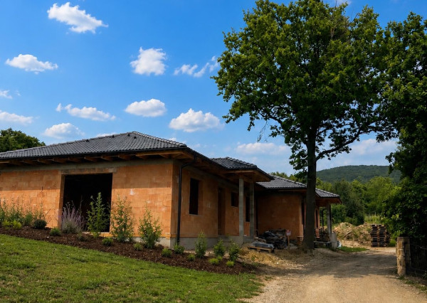 Exkluzívne bývanie pod Zoborom – moderný 4-izbový bungalov