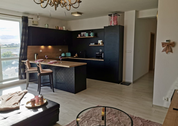 Kompletne zariadený 3-izbový byt s garážovým státím v obľúbenom projekte Senec Gardens