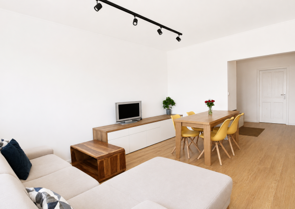 4-izb. byt po rekonštrukcii, 3 samostatné izby, loggia - Jasovská ul., Petržalka