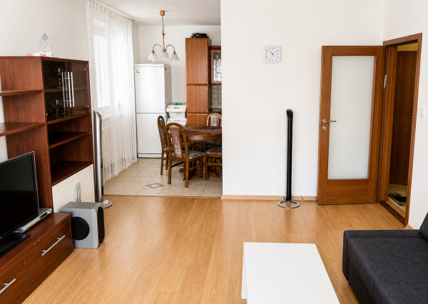 Priestranný kompletne zariadený 3-izbový byt s balkónom