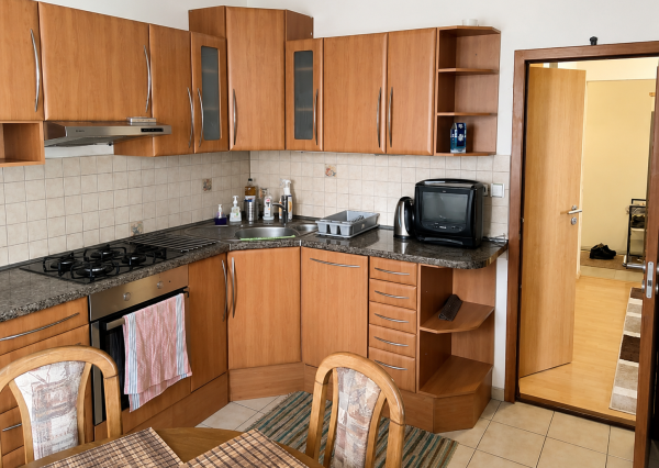 Priestranný kompletne zariadený 3-izbový byt s balkónom