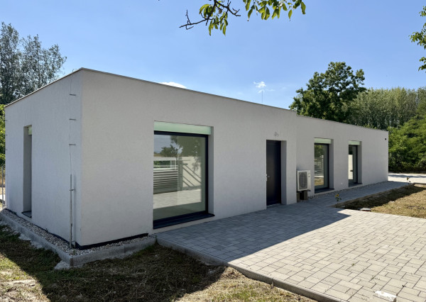 Minimalistický 4-izbový bungalov | Novostavba 2026 | 673 m² pozemok | Báč