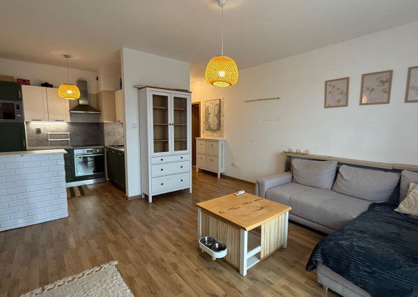 Klimatizovaný moderný 2-izbový byt s balkónom, parkovacie miesto, Galanta