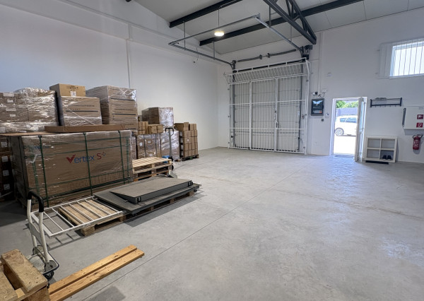 PRENÁJOM MODERNEJ HALY 103 m² V UZAVRETOM AREÁLI – ROVINKA