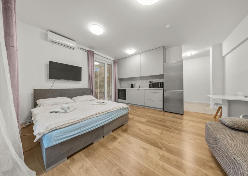 Klimatizovaný 1i byt s balkónom, novostavba 2022, predzáhradka, parkovacie miesto - fotografia 3