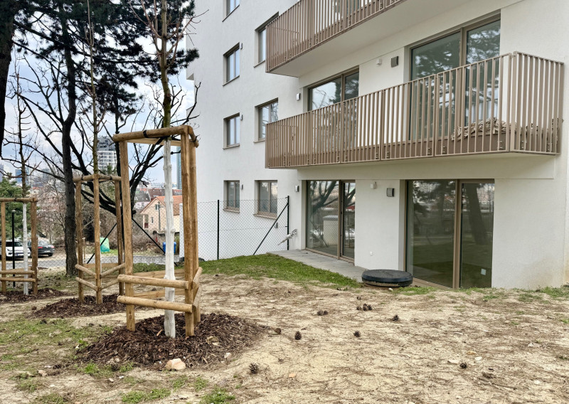 Skolaudované - 4 izb. byt s veľkou predzáhradkou - Winehills - fotografia 1