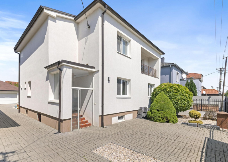 Predaj veľkometrážneho 6 izb. rodinného domu s bazénom v centre Rovinky - fotografia 1