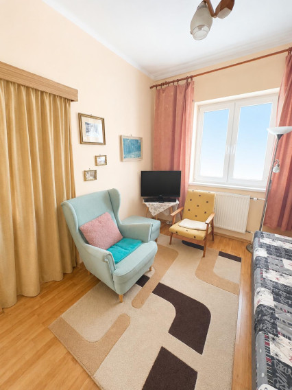 Starší rodinný dom po čiastočnej rekonštrukcii, pozemok 555 m2 - fotografia 3
